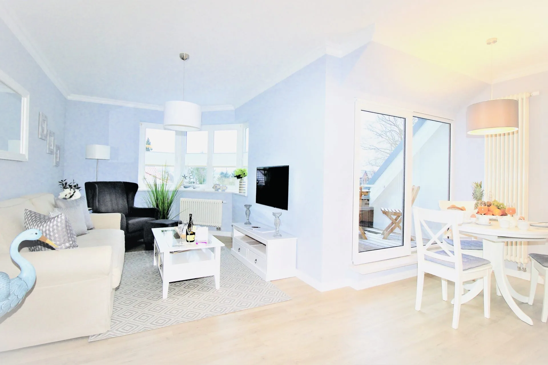 Separates Schlafzimmer mit Doppelbett und digitalem TV
