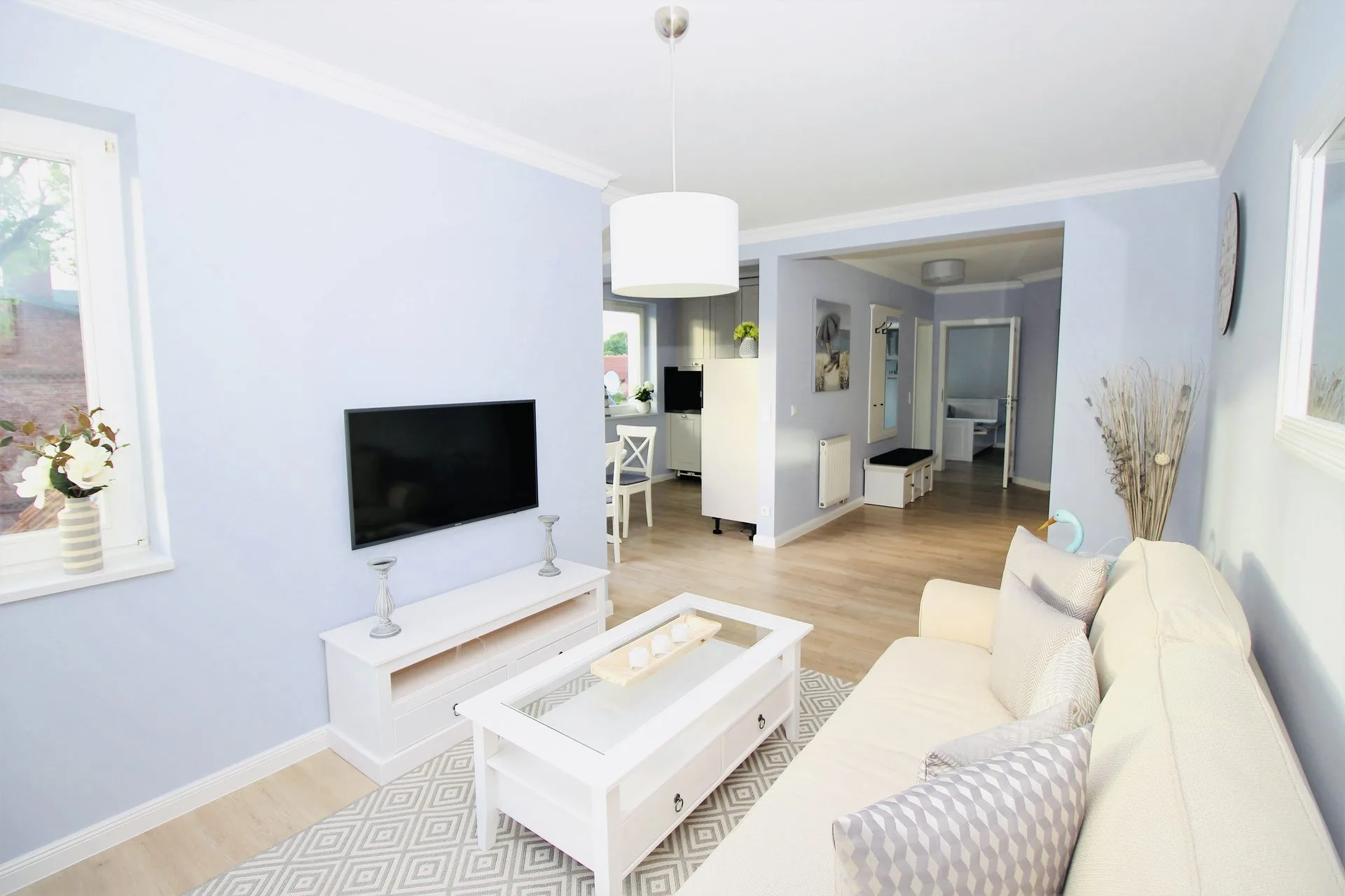 Schlafzimmer mit Einbauschrank und viel Tageslicht