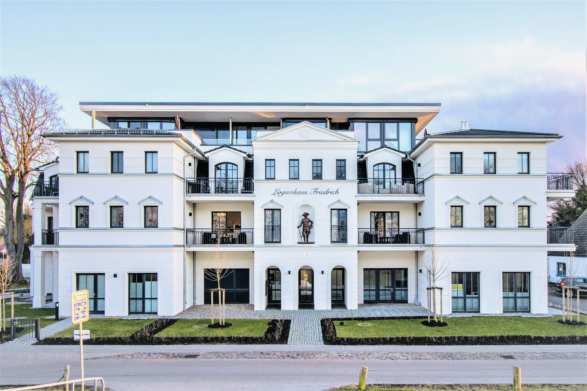 Logierhaus Friedrich Außenansicht in erster Reihe zur Ostsee