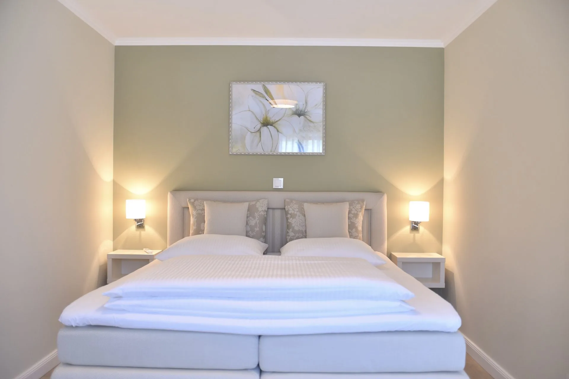 Schlafzimmer mit geräumigem Kleiderschrank