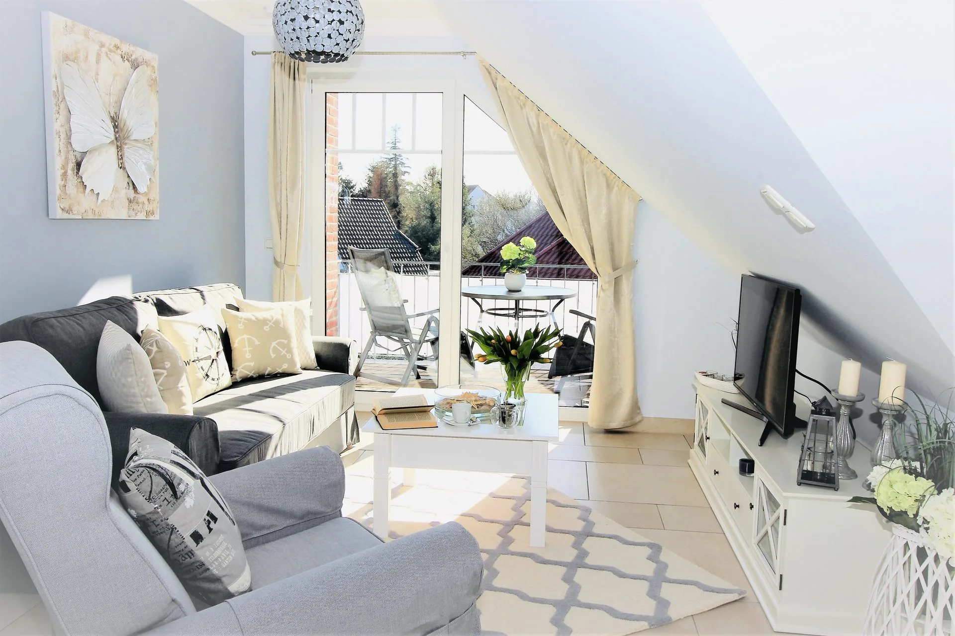 Komfortables Schlafzimmer mit Boxspringbett in der Villa Seeluft