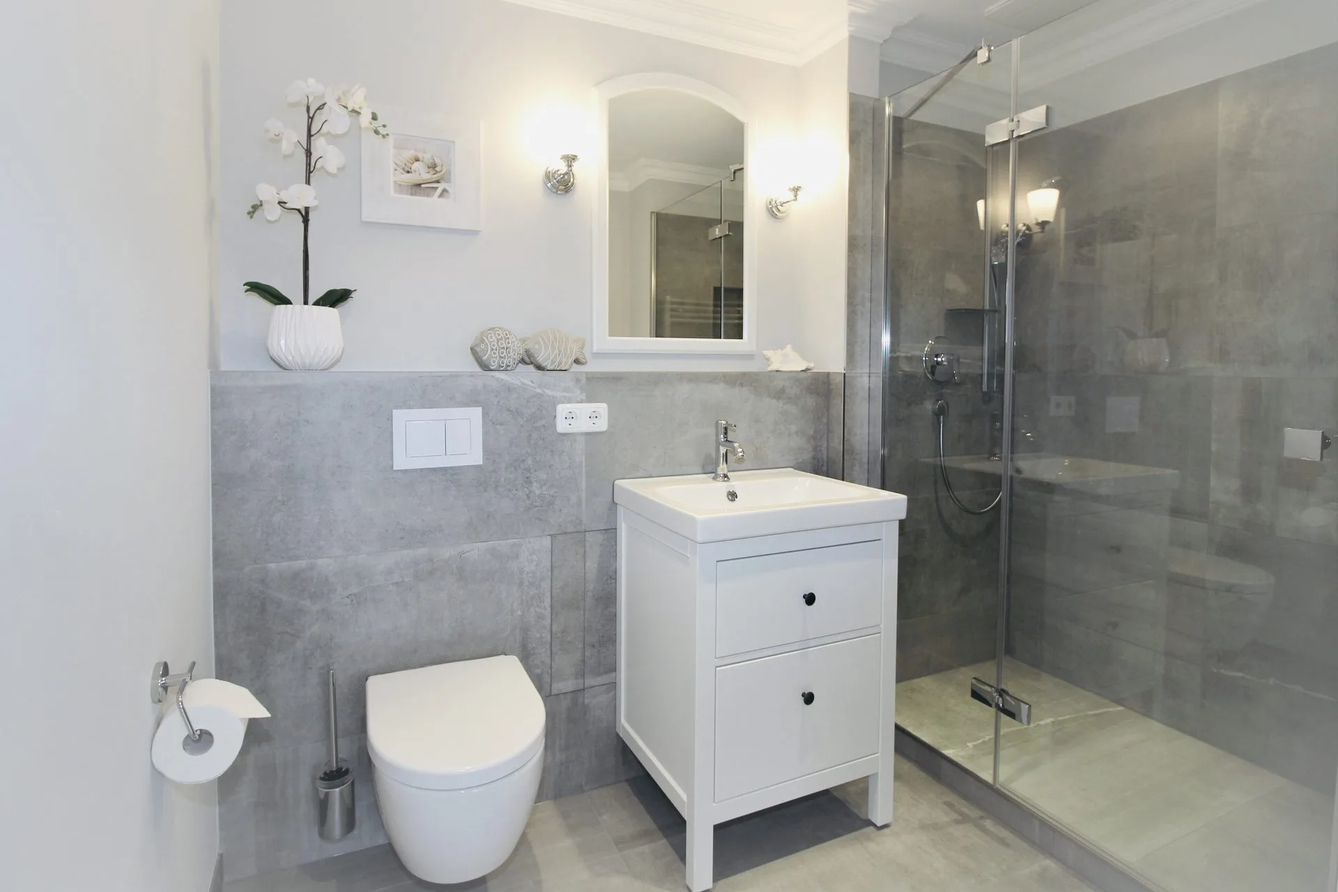 Badezimmer Waschtisch und Spiegelschrank