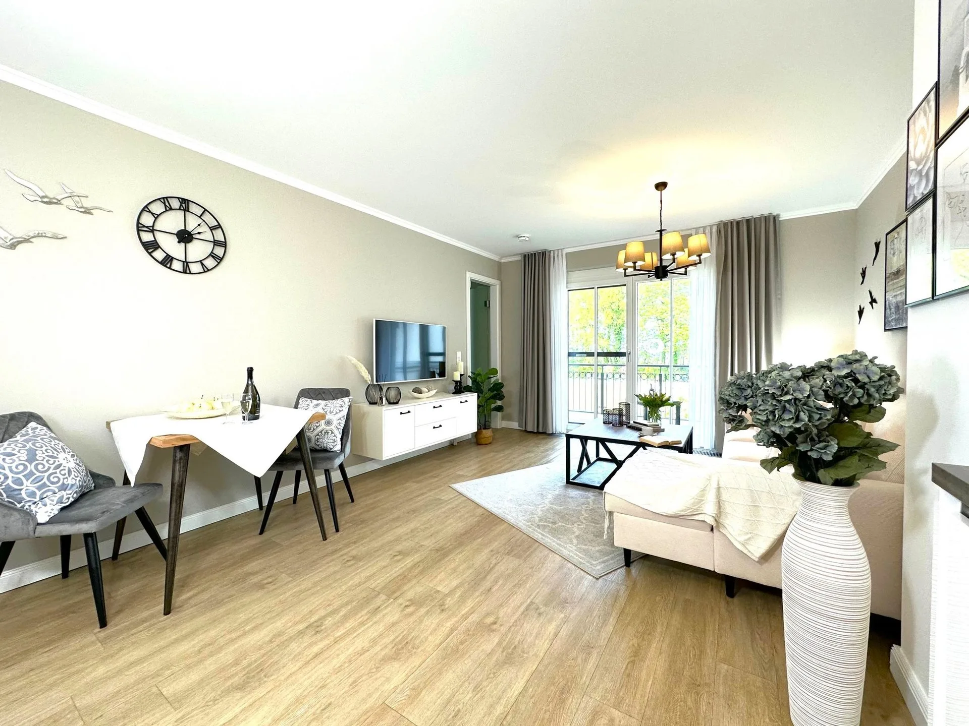 Wohnbereich mit Ottomane-Sofa und Blick nach draußen